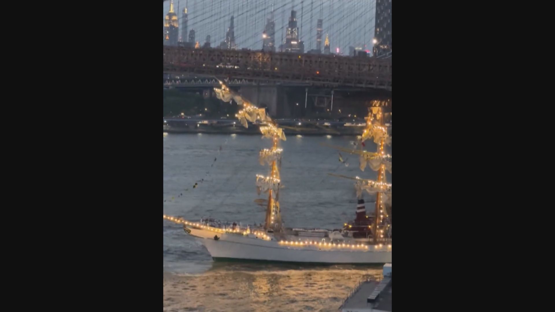 墨西哥海軍帆船撞上紐約布魯克林大橋　至少2死17傷　相信和機件故障有關