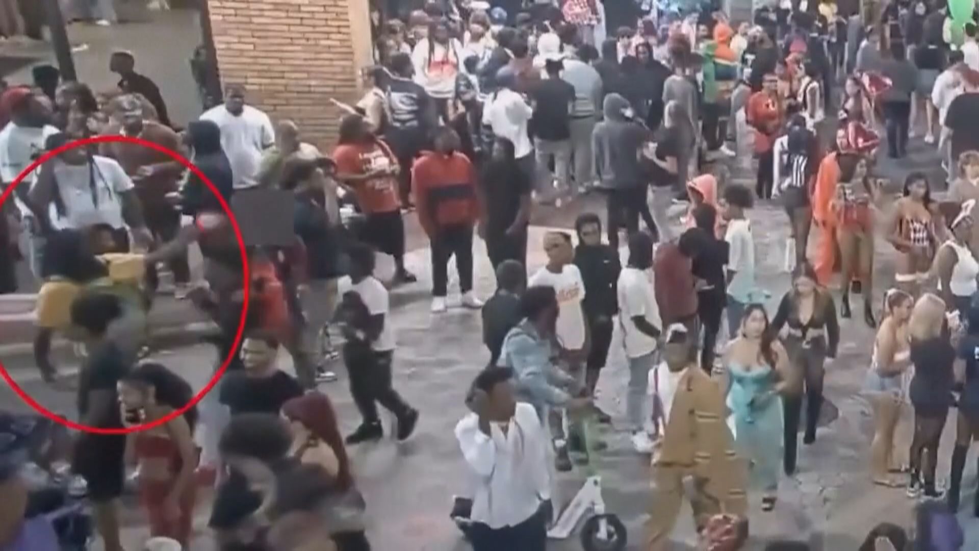 美國奧蘭多萬聖節活動發生槍擊案釀2死6傷　17歲疑犯被捕