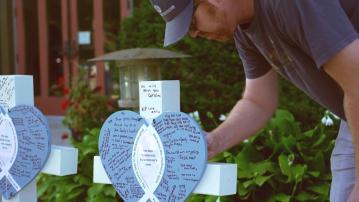 美國明尼蘇達州教堂槍擊案　民眾悼念遇害兒童　再掀槍管討論