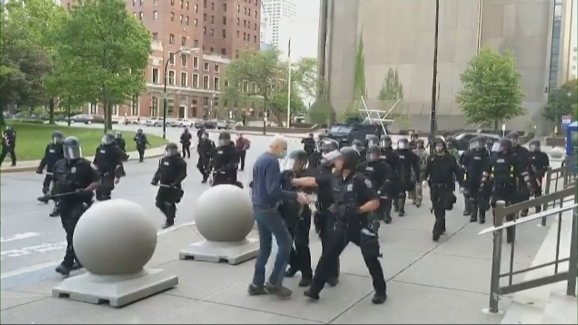 美國兩警員涉推倒老翁遭起訴襲擊罪