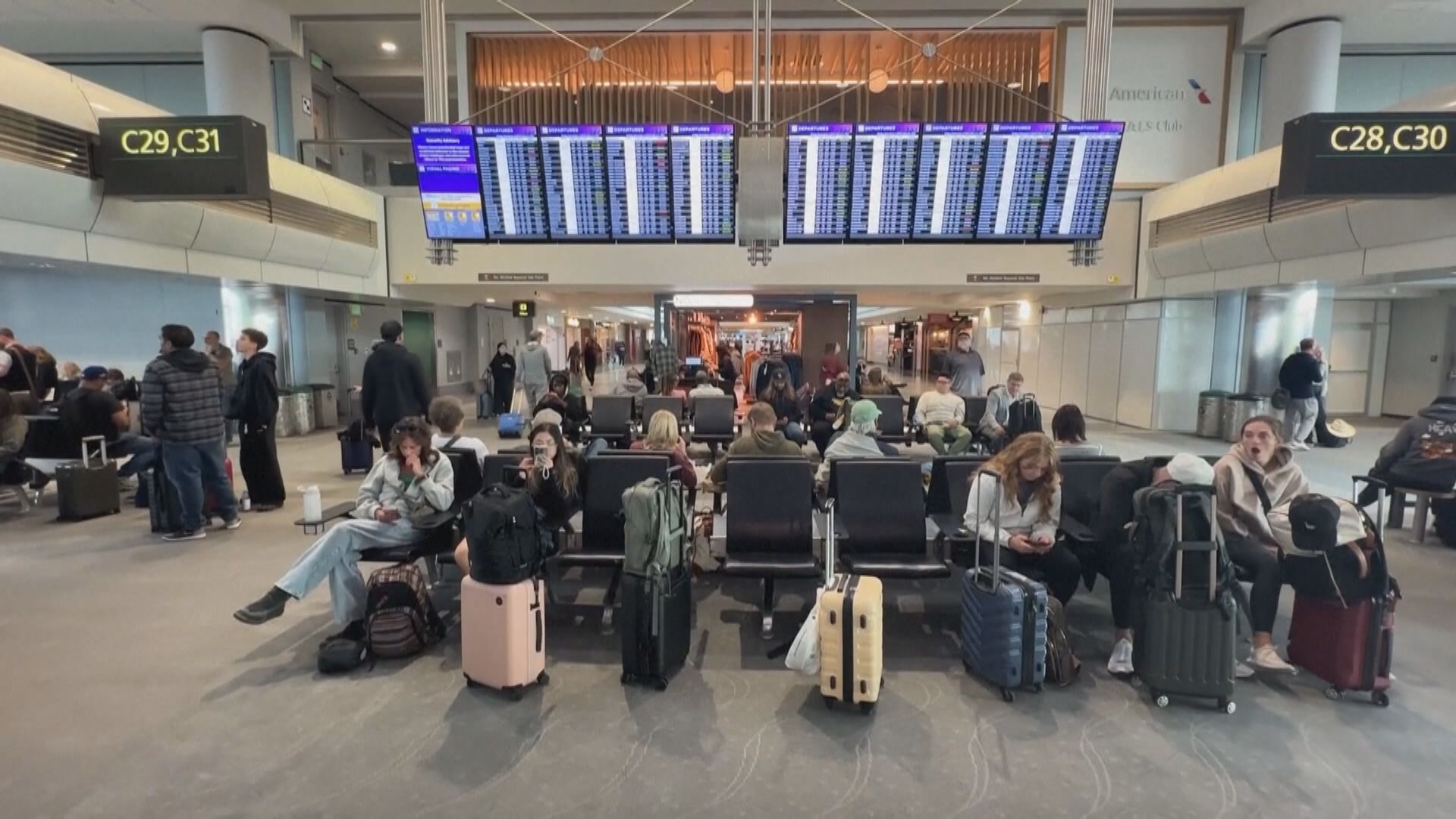 全美周五逾千航班取消　逾四千航班延誤　運輸部長警告下周或需削減兩成航班