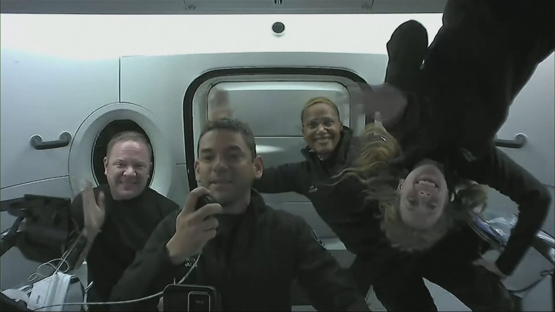 SpaceX四太空旅客艙內直播　預定明日返回地球