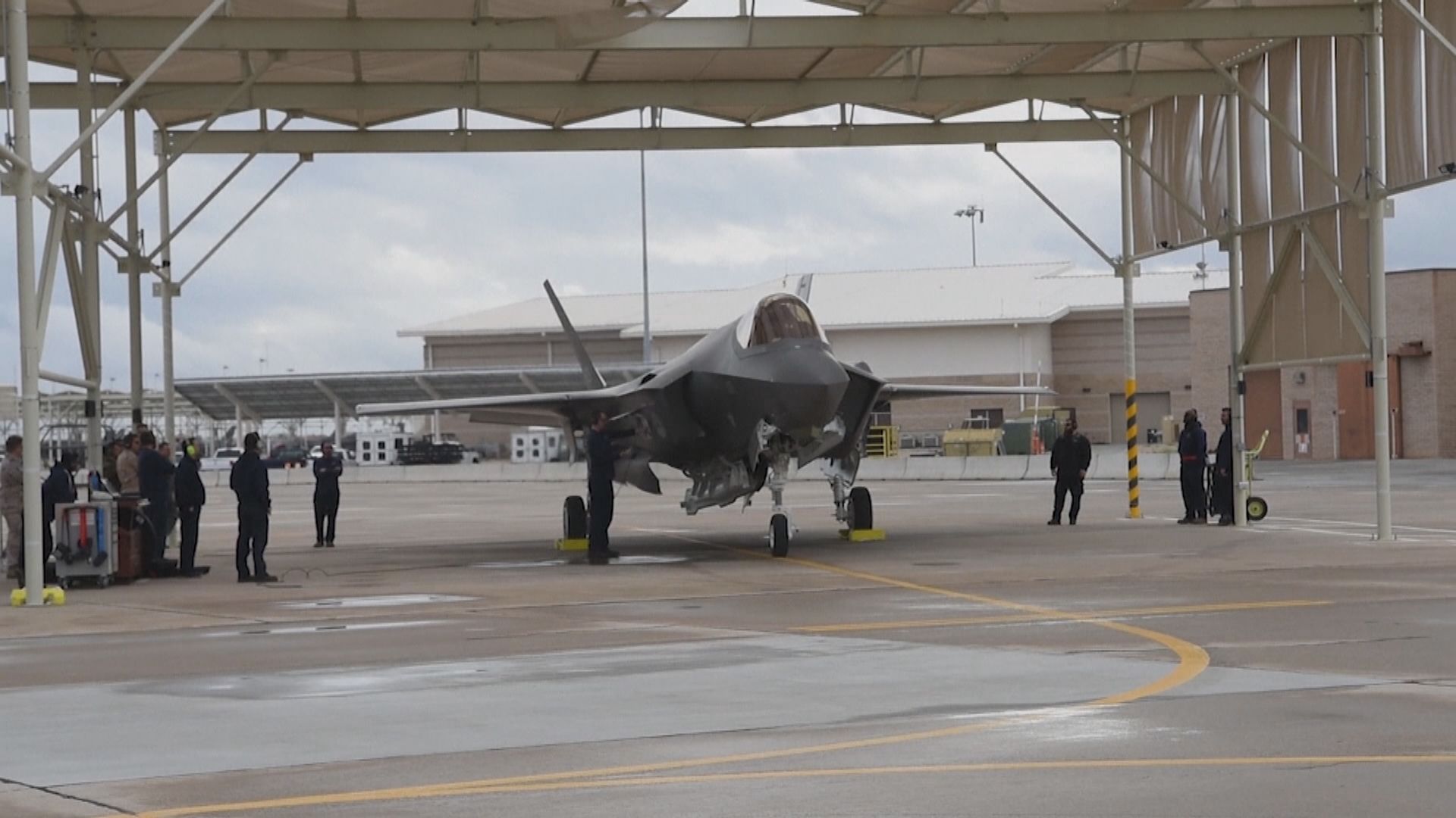 美軍F-35C降落航母失敗7人傷　機師彈射逃生