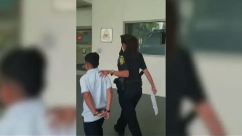 邁阿密男童涉襲老師被鎖上手銬帶走