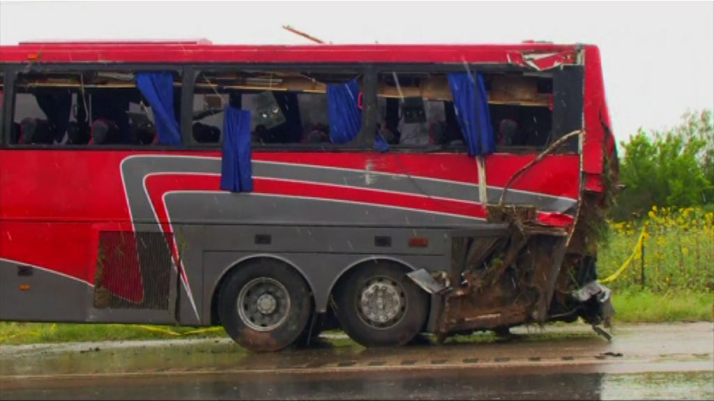 美國得州巴士高速公路失事多人死傷