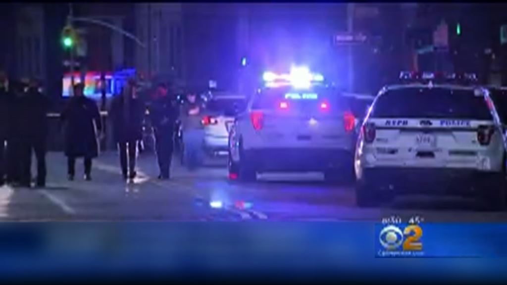 紐約有私家車衝上行人路一死多傷