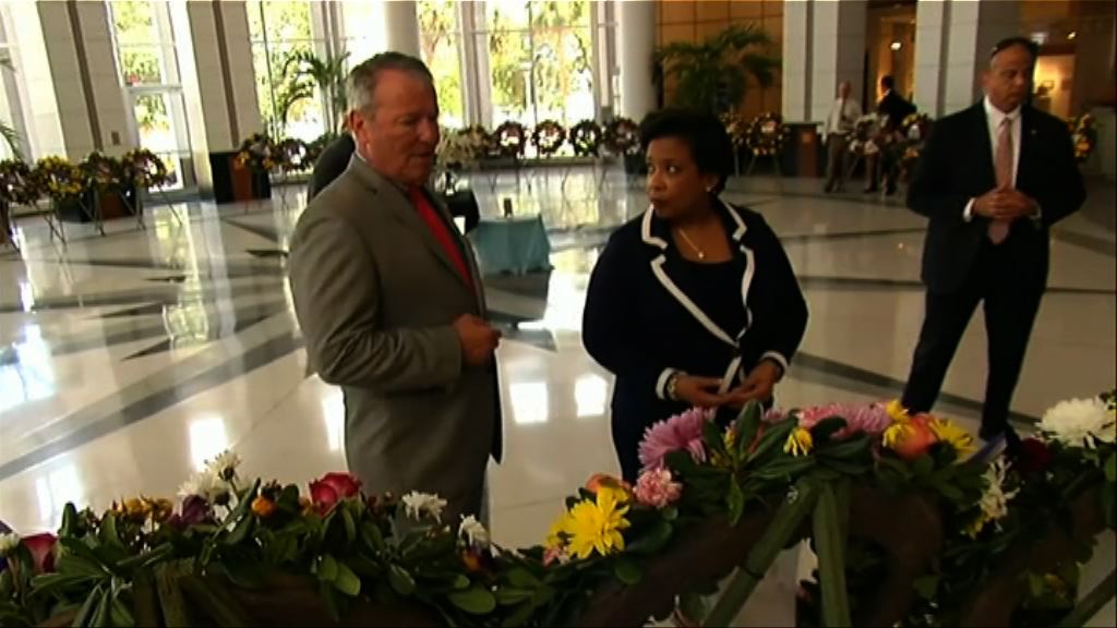 美司法部長訪奧蘭多悼念槍擊案死難者