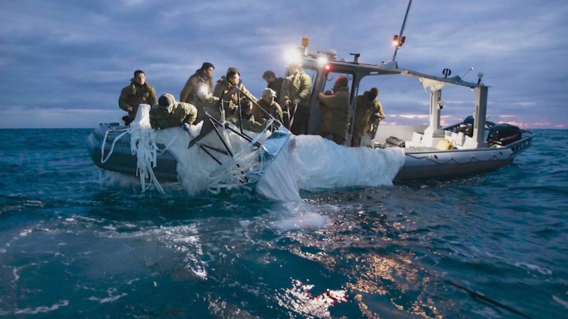 美軍稱打撈到疑來自中國氣球的傳感器等殘骸　聯邦調查局正分析