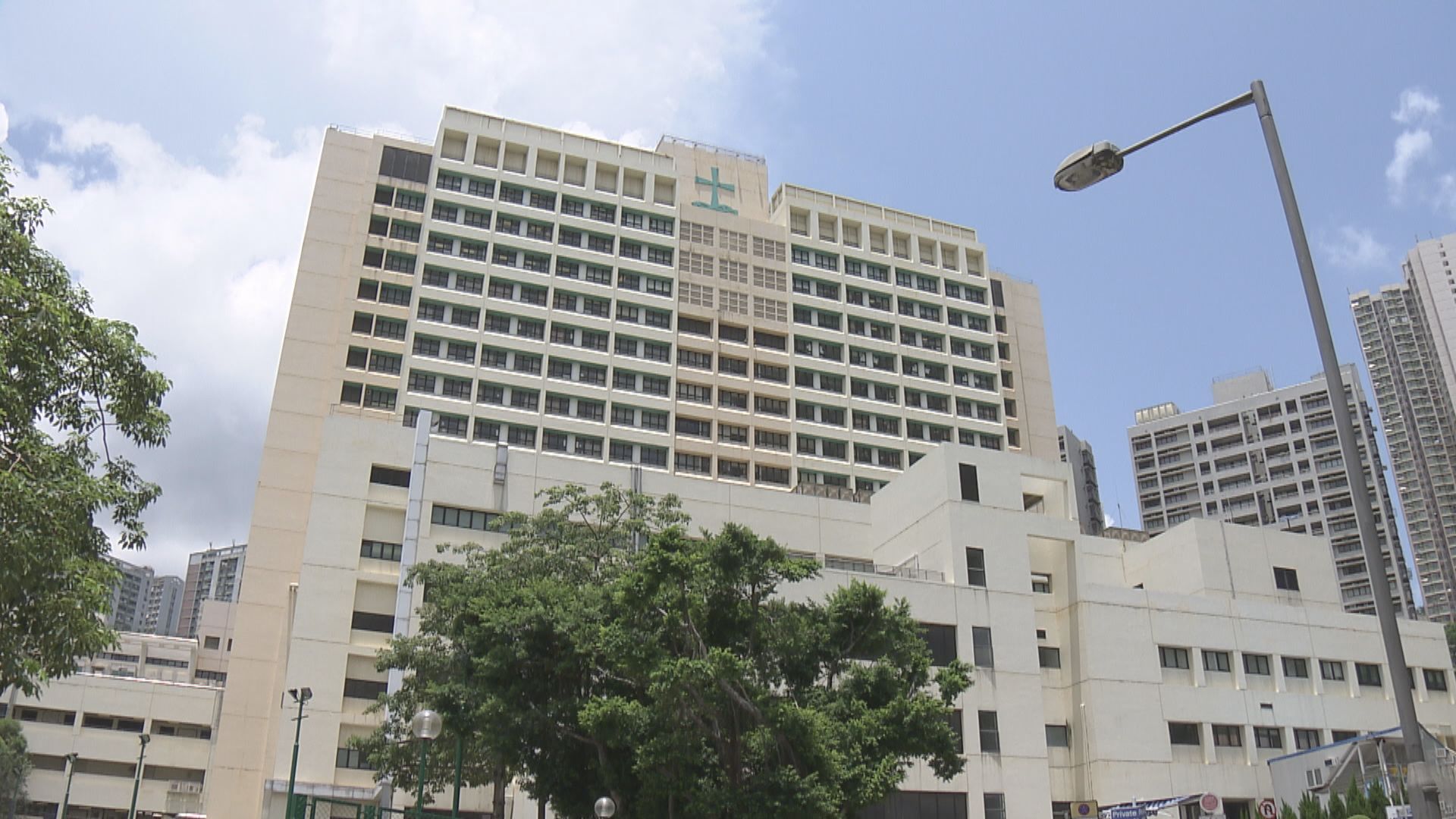 十四人打疫苗後不適送院　一人留院觀察