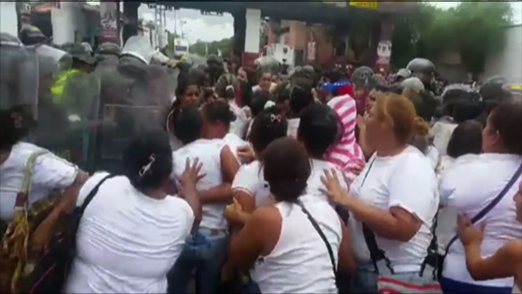 數百委內瑞拉婦女越境搶購糧食