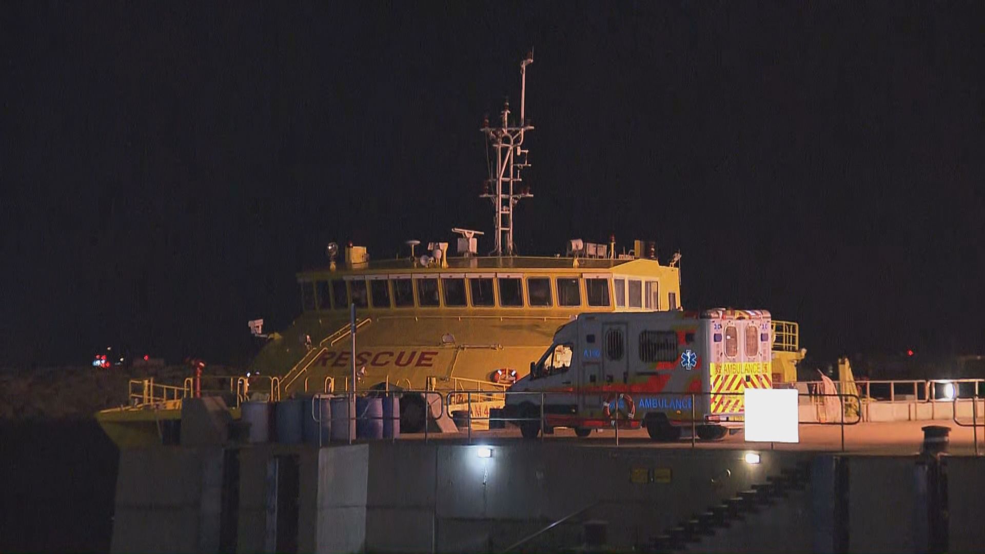 機場對開海面舢舨撞鋼纜　兩人墮海昏迷送院