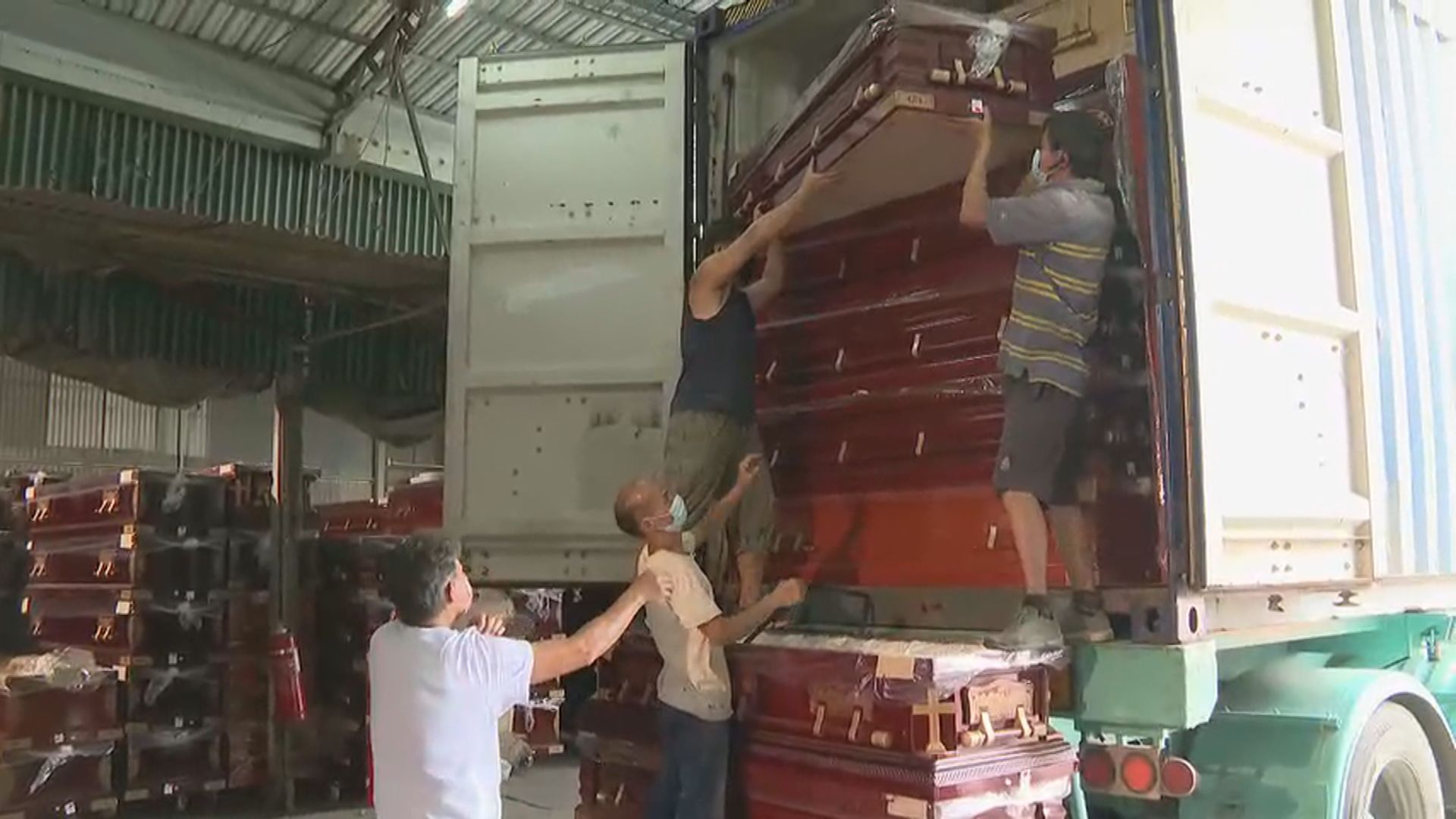 食環署指周五再有330副棺木經水路及陸路運抵本港