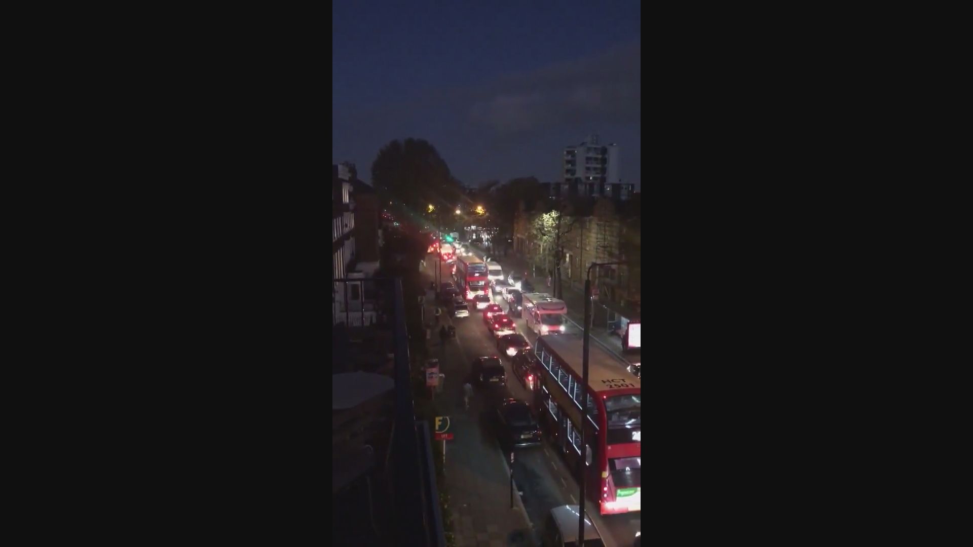 英格蘭地區封城至下月二日　大批民眾趕在封城前離開