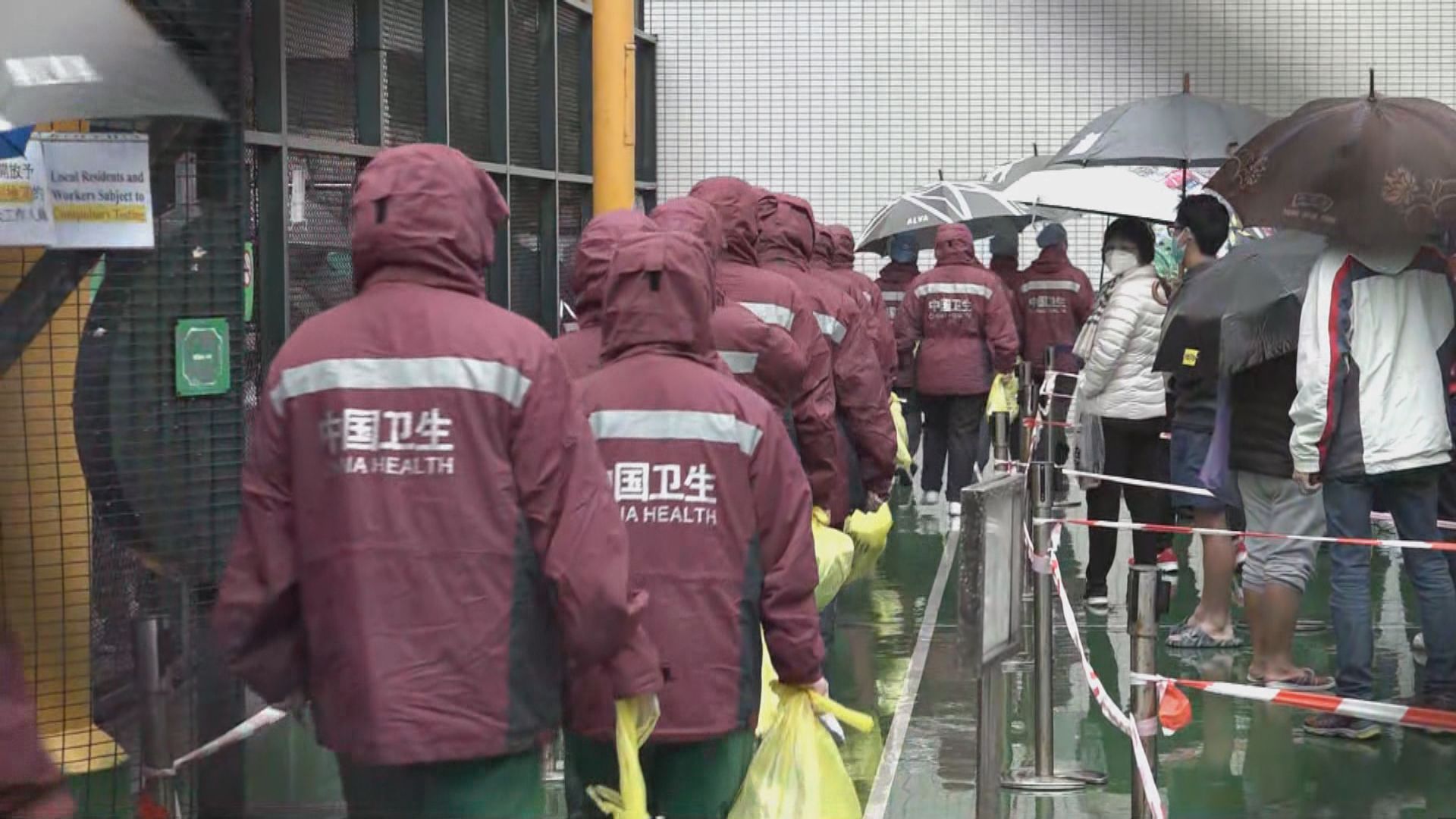 內地支援抗疫採樣員了解本港檢測中心運作