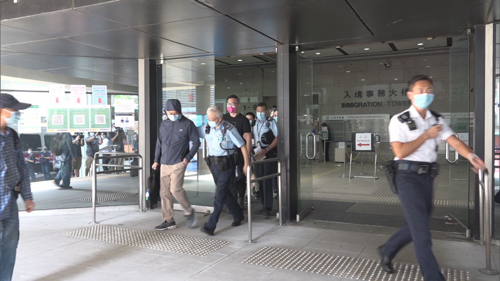 警方在灣仔入境事務大樓拘捕五人涉使用假安心出行程式