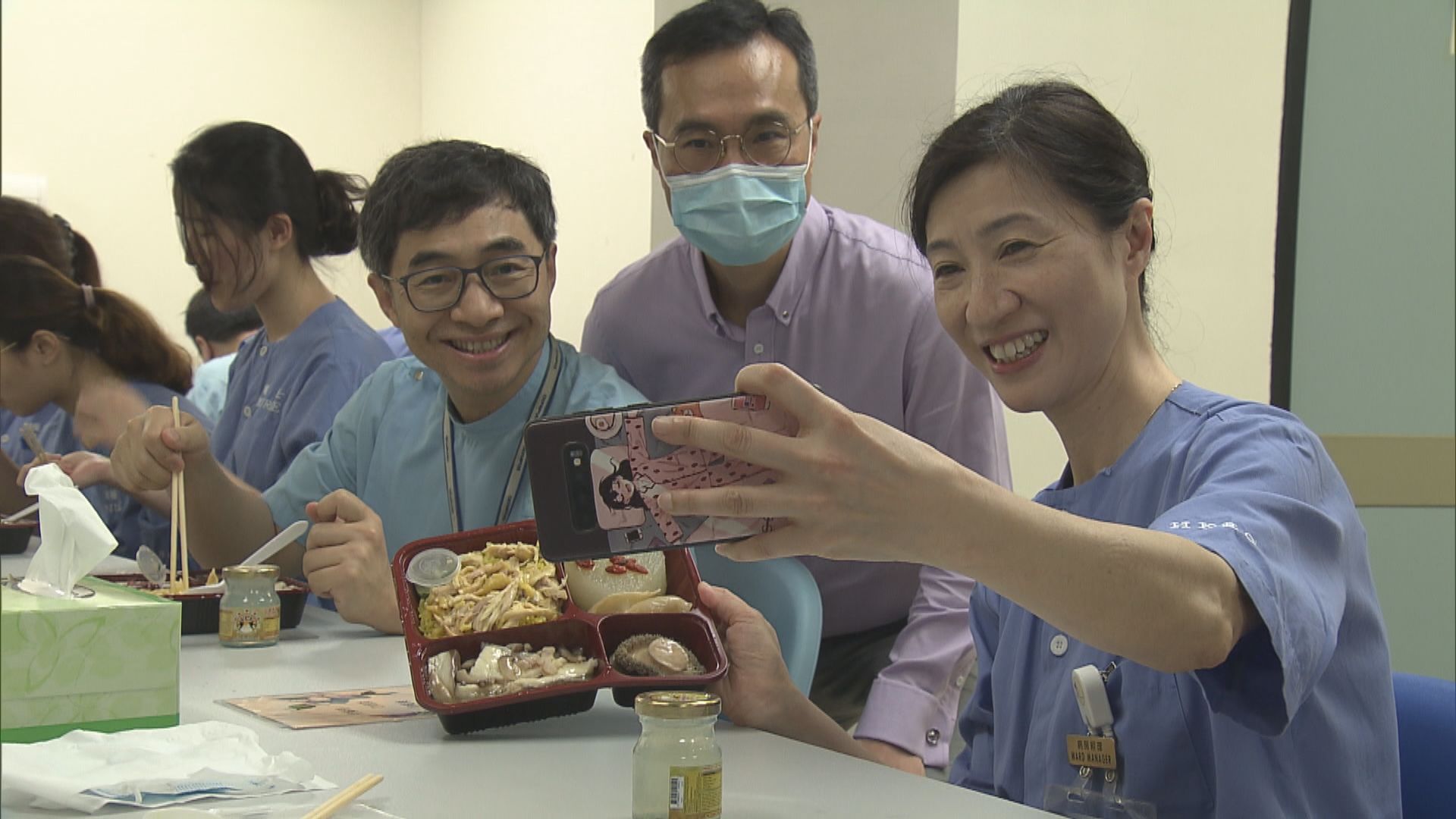 義工組織感激醫護人員　送上豪華飯盒
