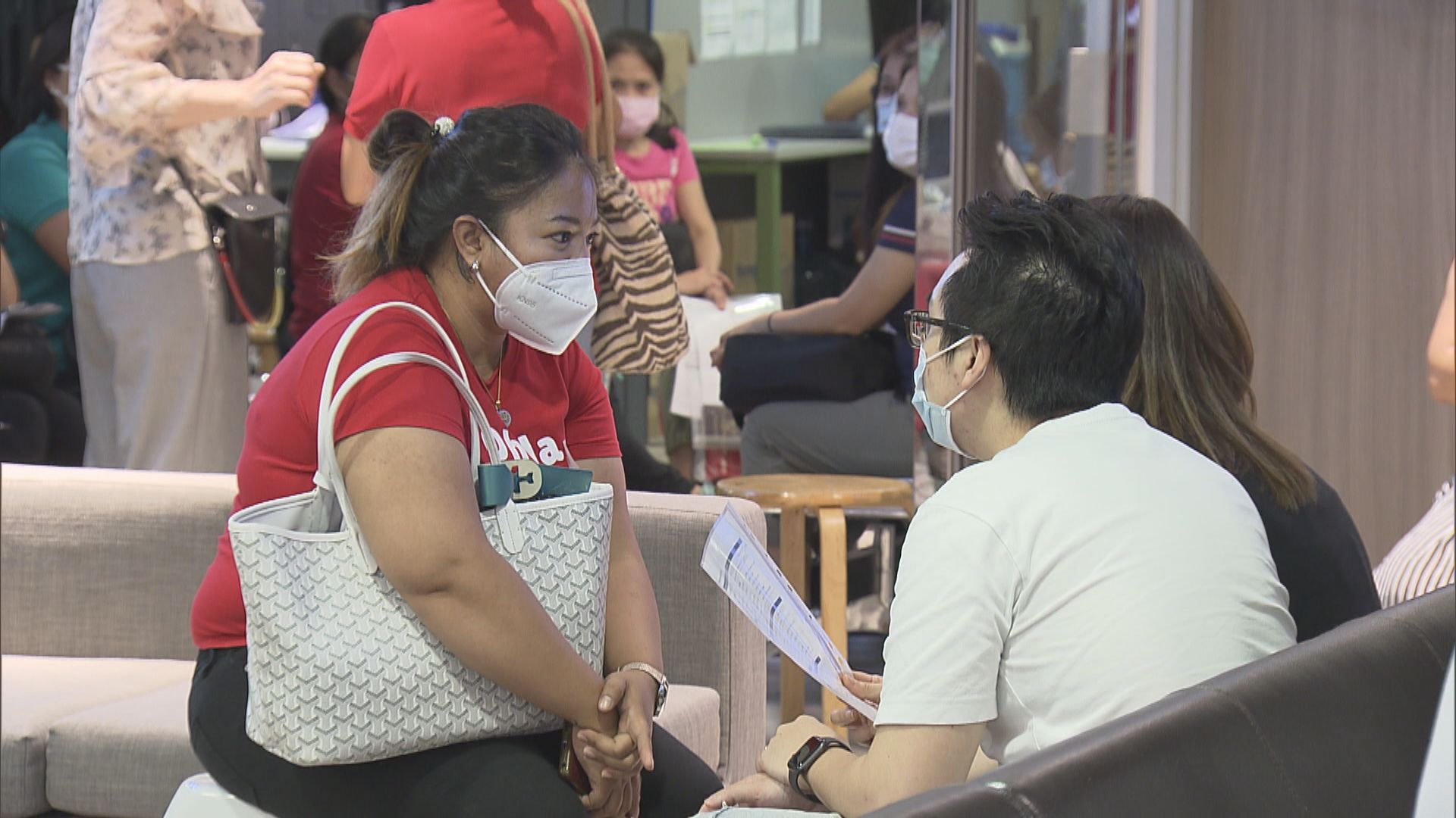 疫情下到港外傭大減　僱主多聘用已完約傭工