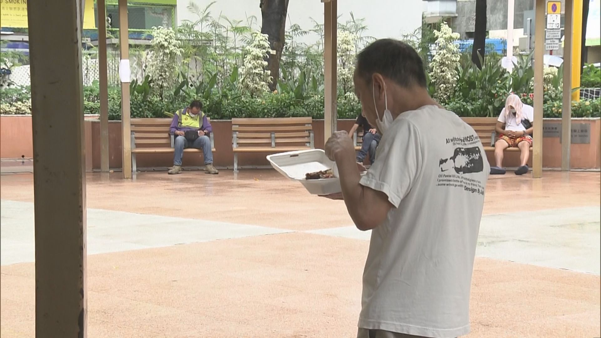 食肆首日全面禁堂食　多人午飯時間在室外公眾地方用膳