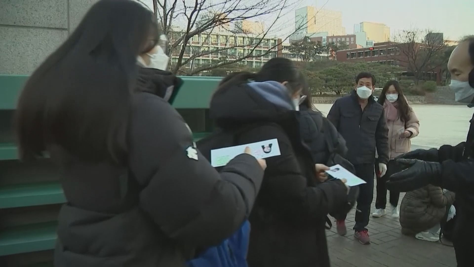 南韓高考疫情下如期開考　應考人數創新低