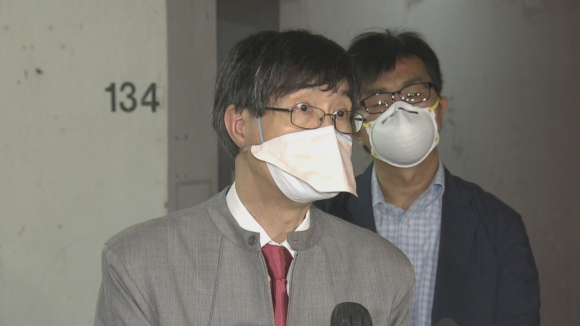 愛暉樓連續三層09單位有人染疫　袁國勇料病毒經喉管傳播