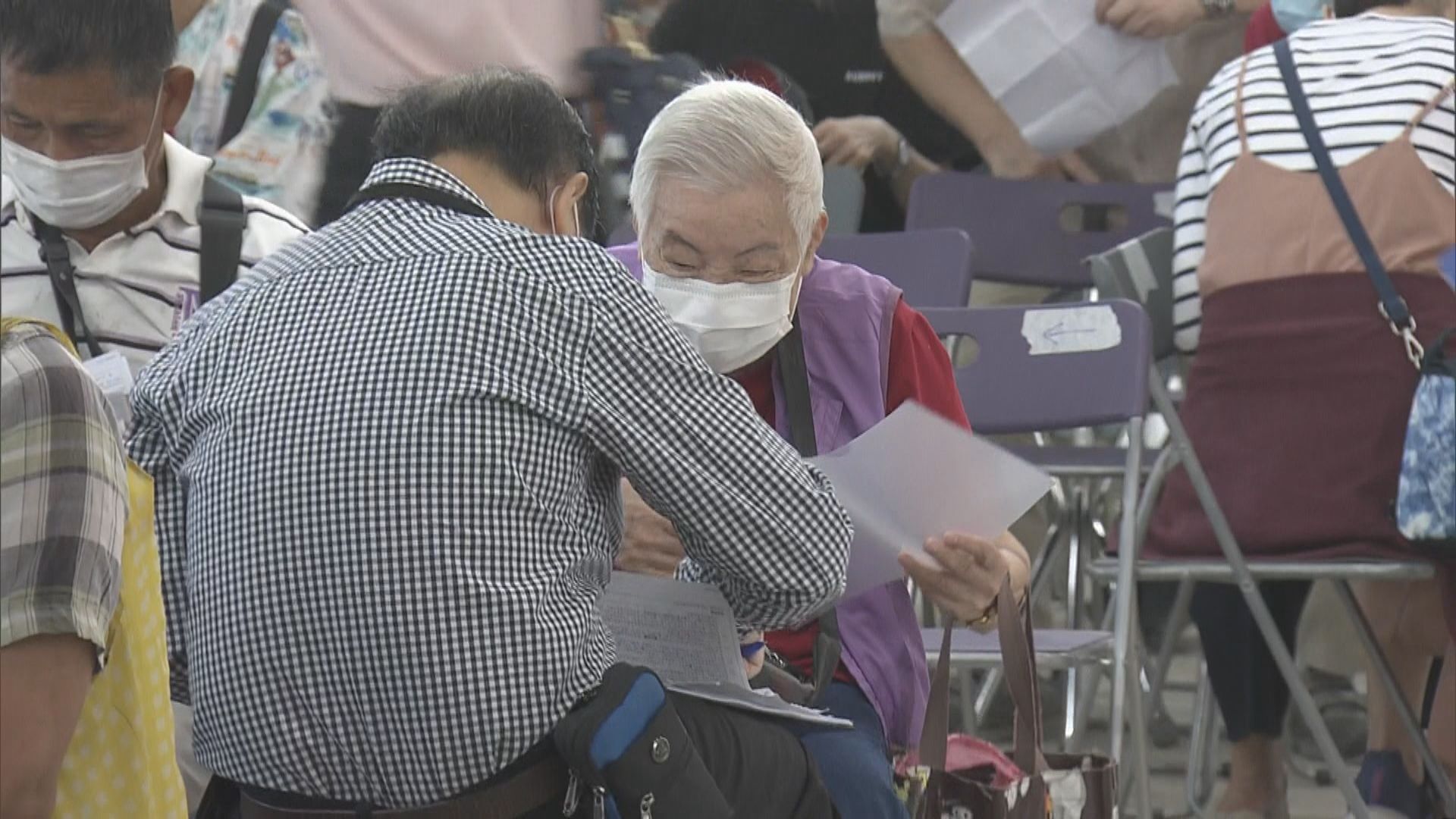 大批市民續到消費券辦事處重新登記　政府提醒期限延至本月中毋須着急