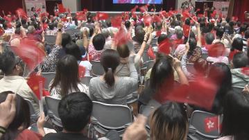 抗戰勝利80周年｜本港各界與市民一起觀看閱兵　有學生稱對國家強大感自豪