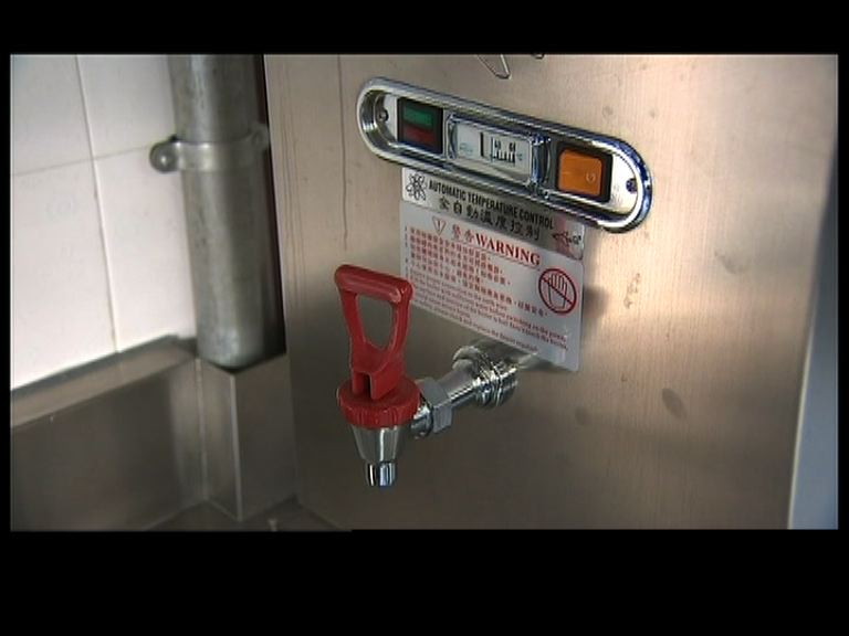 校方指含鉛超標熱水煲已停用