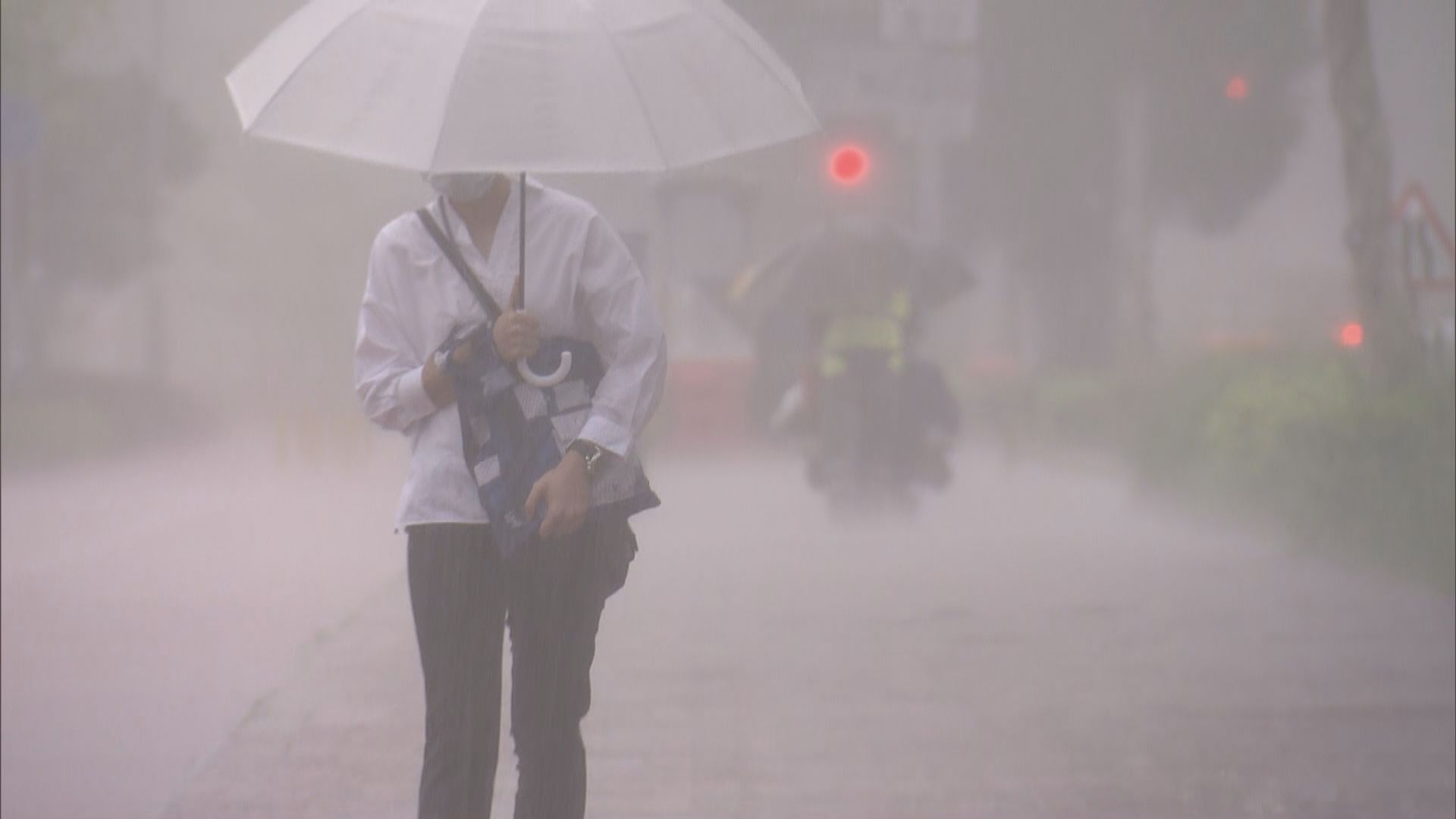 紅色暴雨警告生效　長洲有水龍捲報告