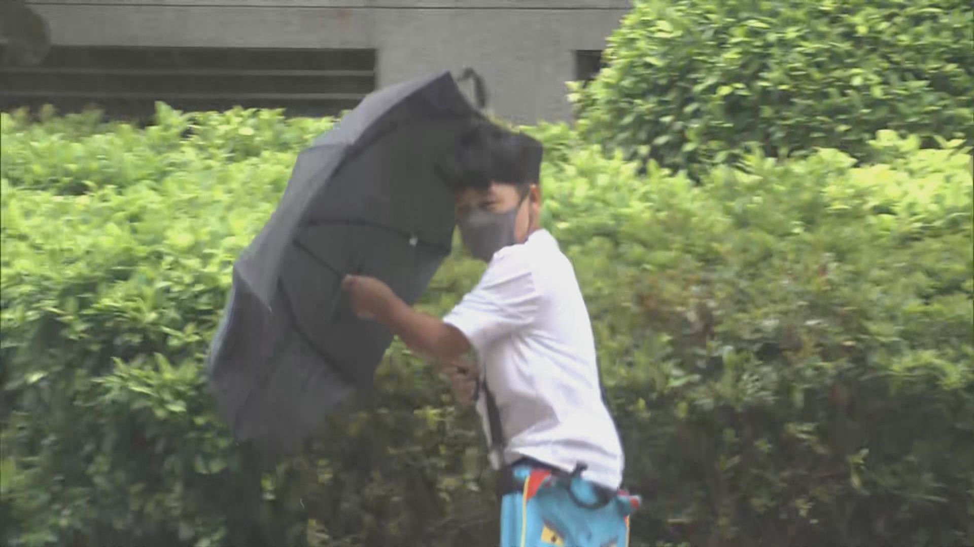 天文台預料本港今晚和明日間中會有狂風大驟雨