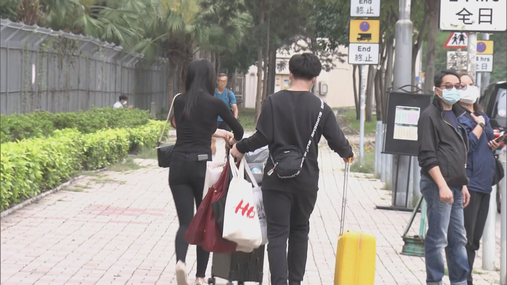 首批武漢包機港人完成檢疫　有人感開心明白措施有必要