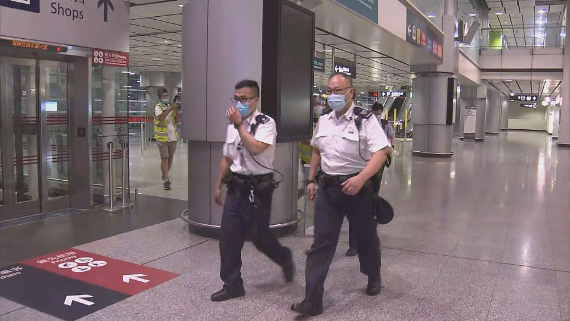 香港站工人疑於月台天花高空工作時失足墮下不治