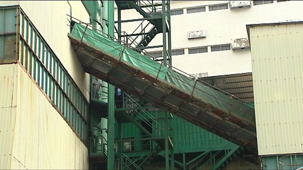 荃灣水泥廠一工人墮履帶被夾斃