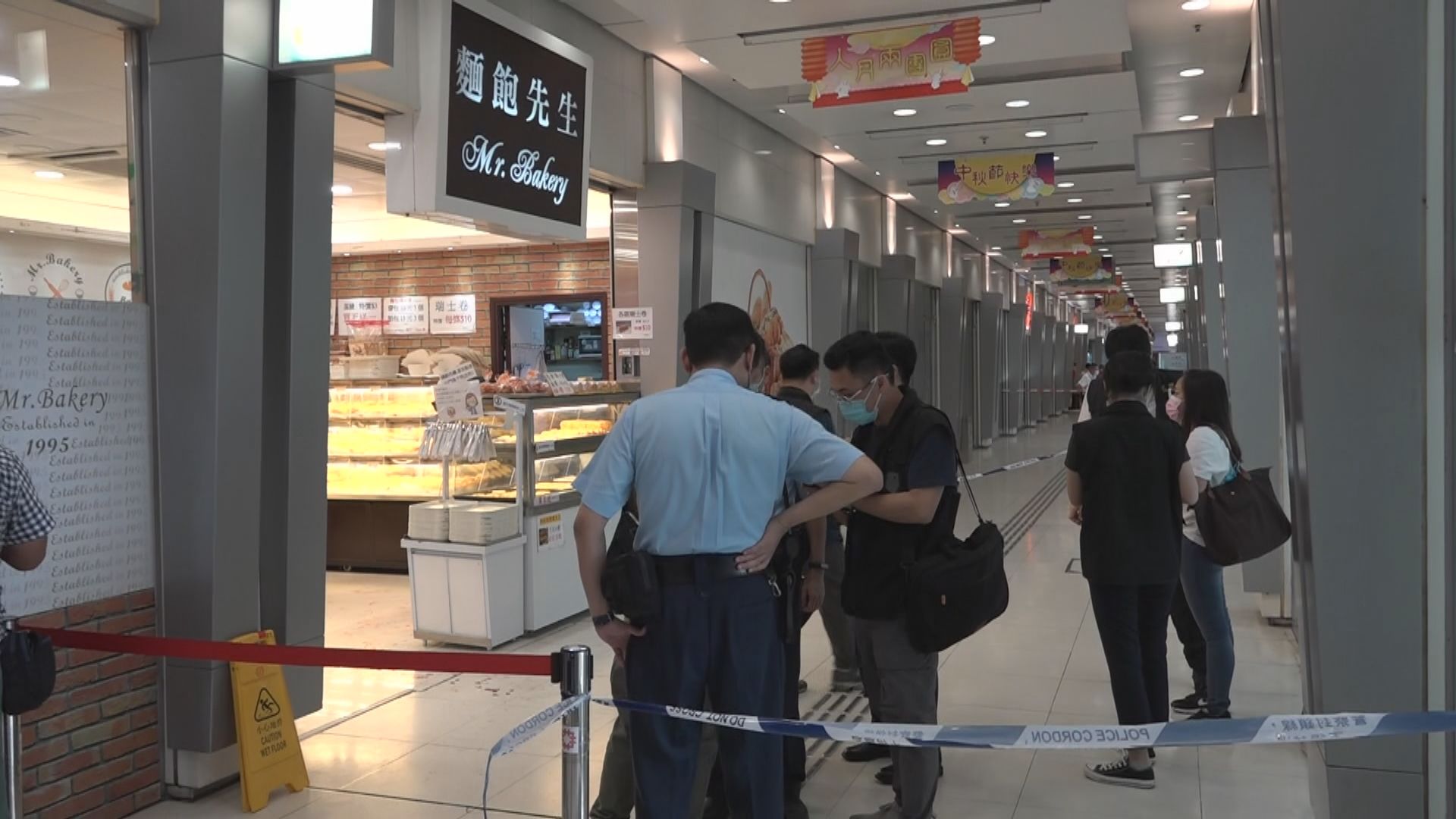 男子持刀闖海麗邨商場麵包店致三人受傷