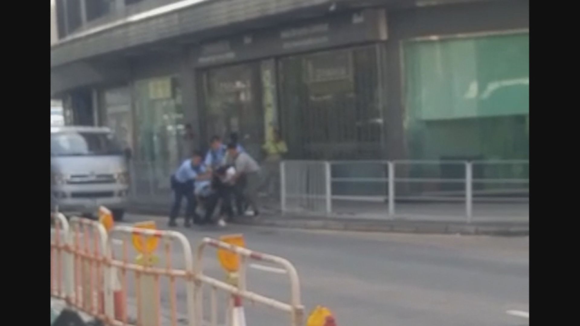 元朗傷人案　警員一度拔槍制服疑犯