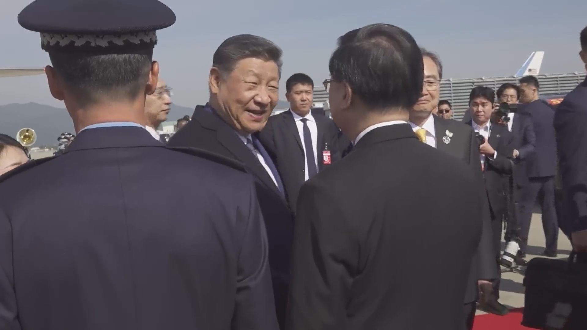 李家超於釜山機場迎接習近平