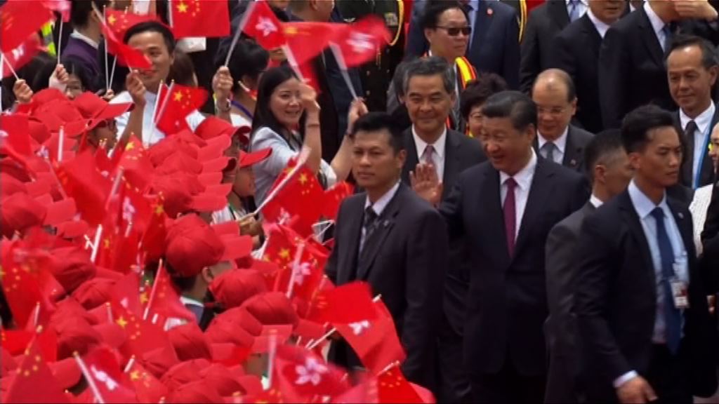 習近平抵達香港　多名官員隨行