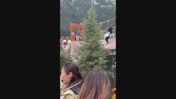 新疆景區吊橋繩索斷裂致多人墮河　至少5死24傷 