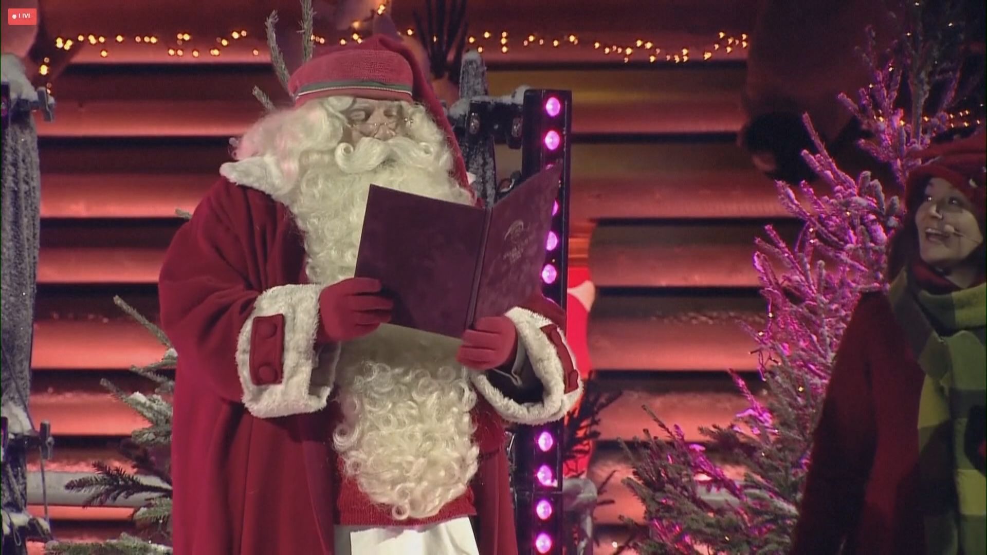 「聖誕老人」出發派禮物前祝願世界和平