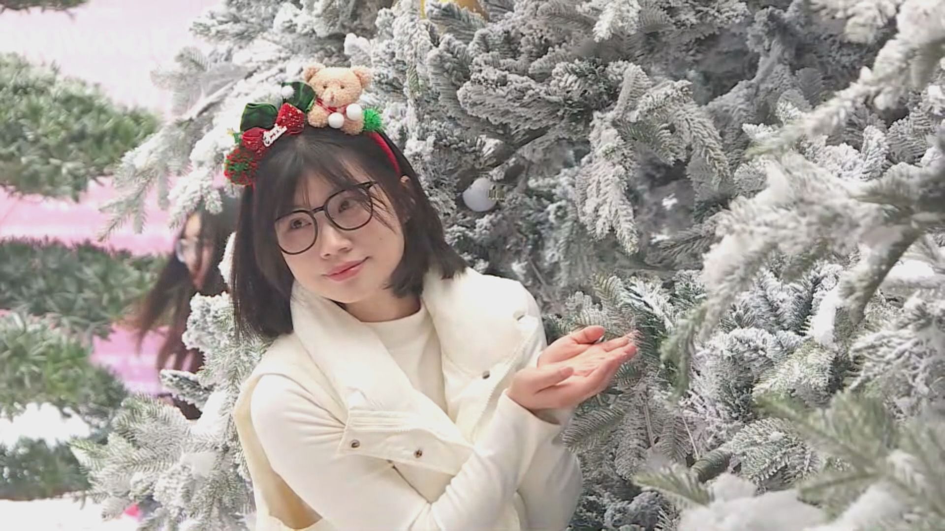 聖誕節香港居民出境逾55萬人次　港人到深圳商場看飄雪